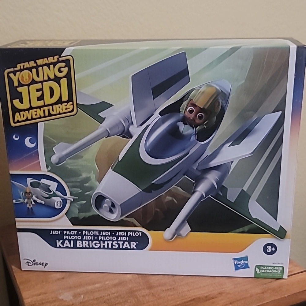 Star Wars Young Jedi Adventures.  Kai Brightstar Star fighter action figure.